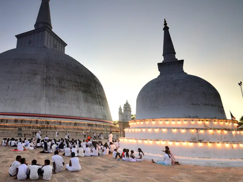 Auf unserer Studienreise durch Sri Lanka besuchen wir auch heilige Orte in der alten Königsstadt Anuradhapura, hier den großen Stupa.