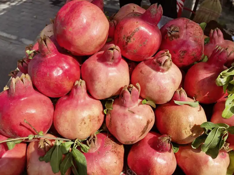 auf unserer Studiosus-Reise durch Georgien und Armenien sehen und schmecken wir viele Granatäpfel, die hier  sehr beliebt sind.