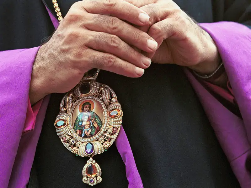 Auf unserer Studienreise mit Studiosus erhalten wir ein umfassendes Bild von Armenien und Georgien. Neben großartigen Landschaftserlebnissen zwischen Hochgebirge und Meer begegnen uns auch immer wieder Hinweise, dass wir durch eine der Wiegen des Christentums reisen.
