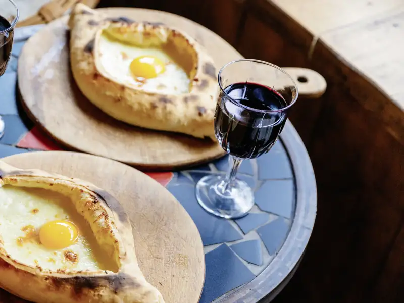 Auf Ihrer Rundreise durch Georgien und Armenien haben Sie ausreichend Gelegenheit, georgische Leibspeisen wie Chatschapuri zu probieren.