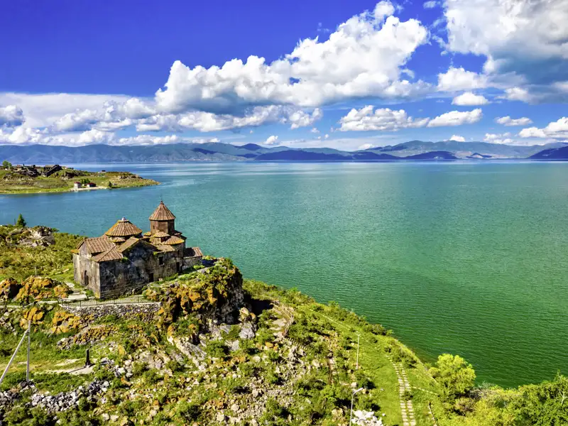 Auf der 14-tägigen Studiosus-Reise durch den Südkaukasus kommen wir in Armenien auch zum schönen Sewansee und besichtigen das dortige Kloster.