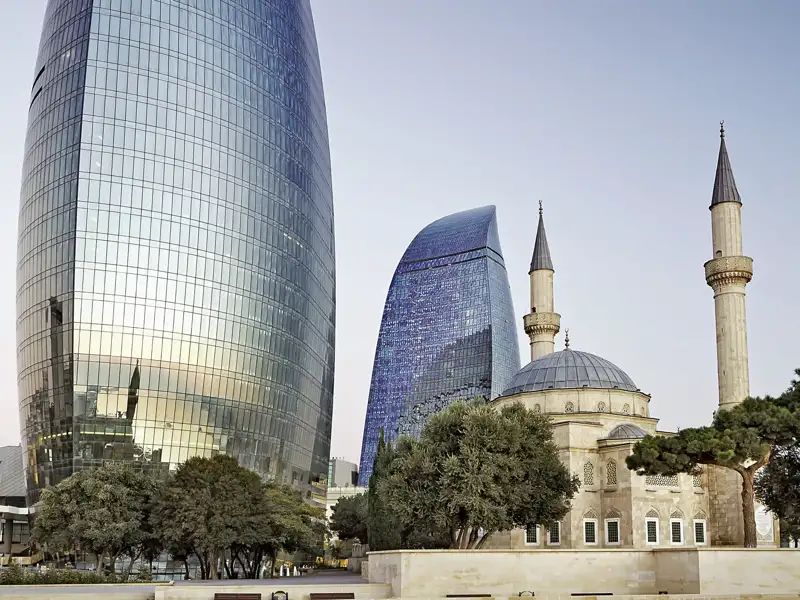 Moscheen und ultramoderne Hochhäuser treffen in Aserbaidschans Hauptstadt Baku aufeinander, wie wir auf der Studiosus-Reise durch den Südkaukasus sehen.