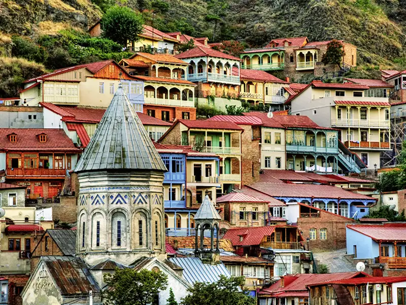 Auf unserer Rundreise durch den Südkaukasus entdecken wir das alte und das neue Gesicht von Tiflis: Metechi-Kirche, Sioni-Kathedrale und Schwefelbäder in der Altstadt.