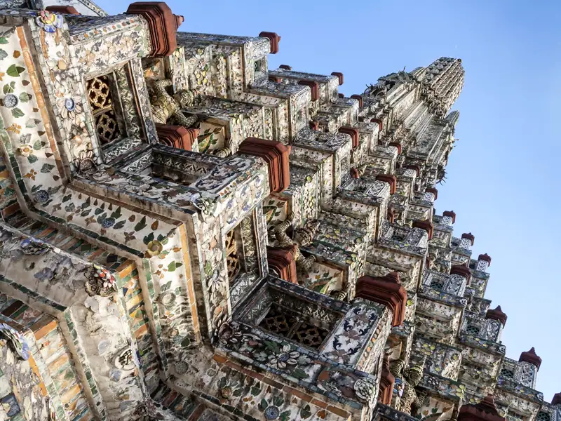 Die Tempel Thailands stehen denen von Kambodscha in nichts nach. Prachtvoll ragt hier der Tempel Wat Arun in den Himmel von Bangkok, der Hauptstadt von Thailand, der ersten Station auf Ihrer umfassenden Studienreise durch das "Land des Lächelns".