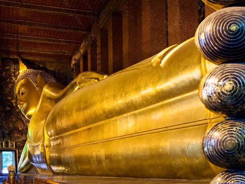 Wat Pho in Bangkok: Ach, könnte uns doch der goldene Riesenbuddha, der dort friedlich ins Nirwana gleitet, ein Stück von seiner Weisheit abgeben!