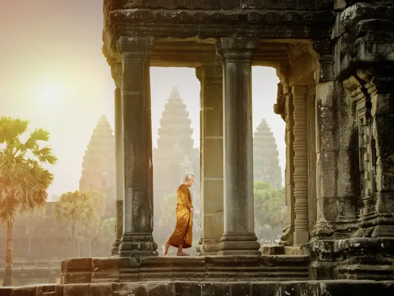 Angkor Wat liegt überirdisch schön vor uns, das größte sakrale Bauwerk der Erde! Über vier Jahrhunderte meißelten Steinmetze am "Vatikan" Kambodschas. Und noch heute sorgen die Heldenepen in Sandstein für Gänsehaut-Feeling!