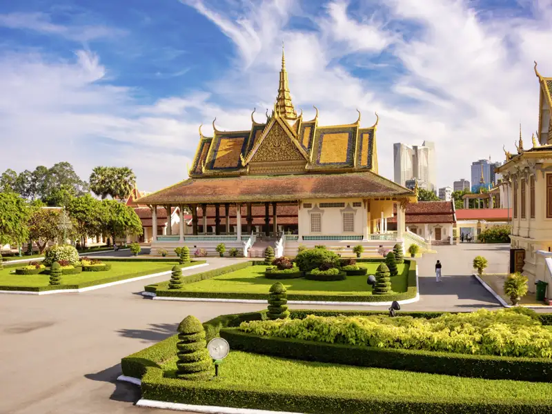 Erste Station in Phnom Penh: der Königspalast. Hier, wo König Norodom Sihamoni noch mit viel Glamour residiert, blicken wir hinter die Kulissen. Die wertvollsten Buddhas des Landes erwarten uns in der Silberpagode nebenan