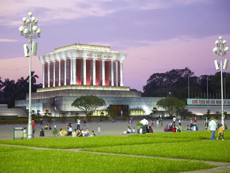 Vormittags begegnet uns der Geist von Volksheld Ho Chi Minh in seinem einstigen Wohnhaus