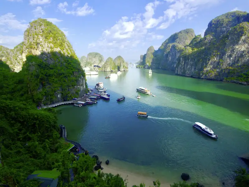Auf usnerer Studienreise durch Vietnam erkunden wir die Halongbucht auf einem Boot