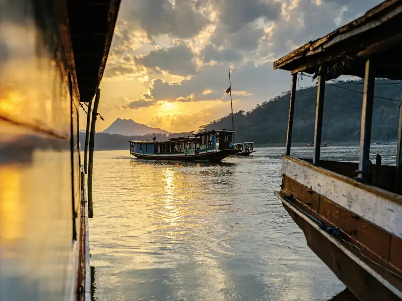 Der Mekong begleitet uns auf der Reise in Laos und Kambodscha. Besonder schön ist es am Fluss beim Sonnenuntergang.