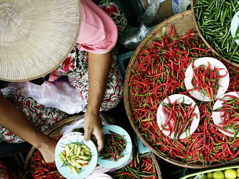 Die laotische Küche ist mit bunten Chillis besonders würzig