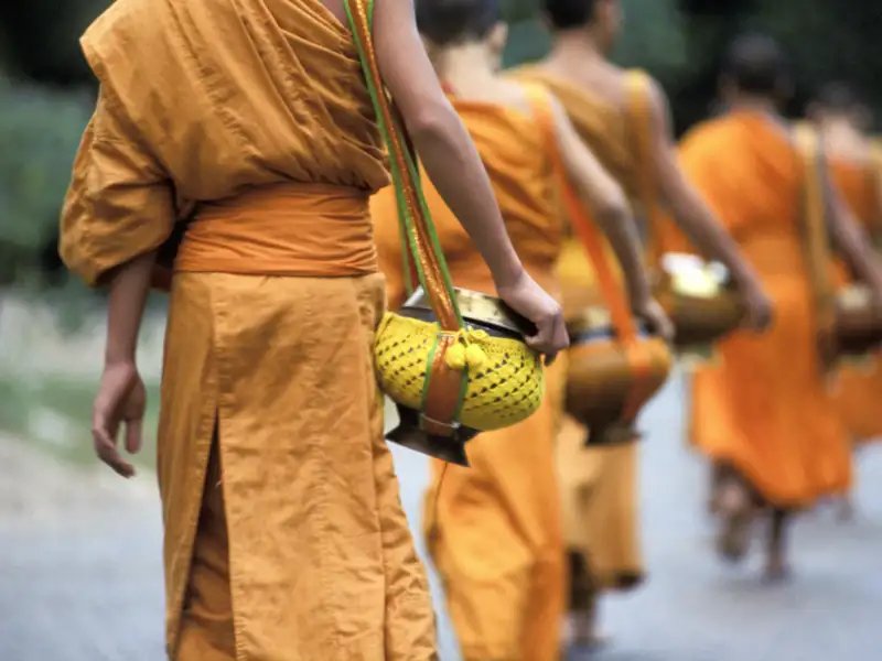 Der Almosengang gehört zum täglichen Leben der buddhistischen Mönche in Südostasien. In Luang Prabang in Laos können Sie ihn auf unserer umfassenden Studienreise mit Flair durch Indochina beobachten.