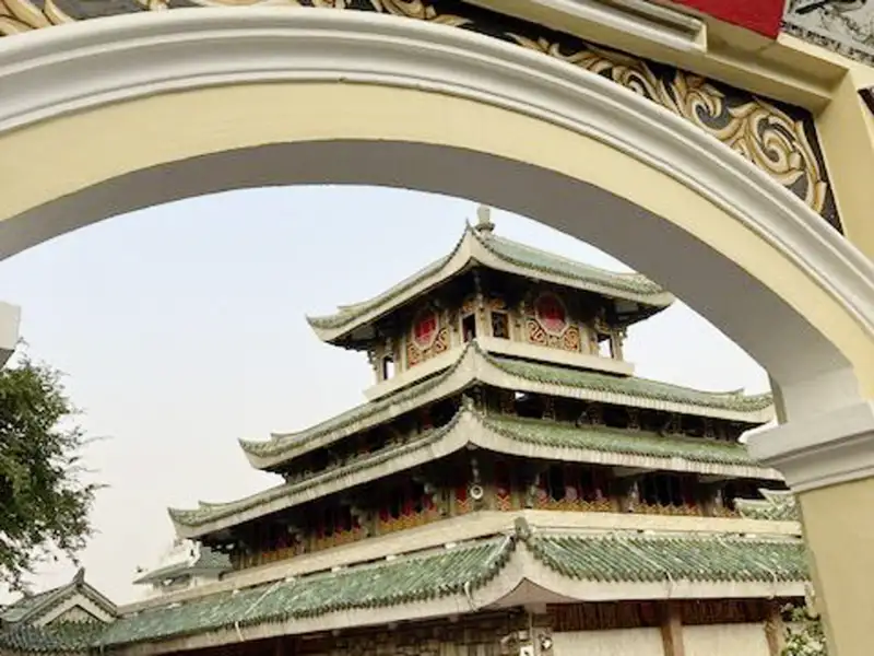 Aud unserer Studienreisen duch Vietnam und Kambodscha sehen wir auch den Ba Chua Xu Tempel in Chau Doc im Mekongdelta