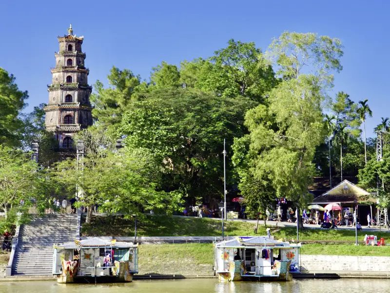 In Hue geht es typisch asiatisch mit einer Fahrradrikscha zur Thien-Mu-Pagode.
