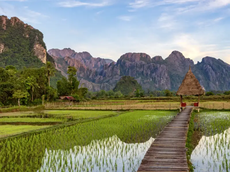 Reisfelder, Karstfelsen und Tropfsteinhöhlen - das ist Vang Vieng. Die Tham-Chang-Höhle schauen wir uns auf unserer Studienreise durch Laos genauer an.