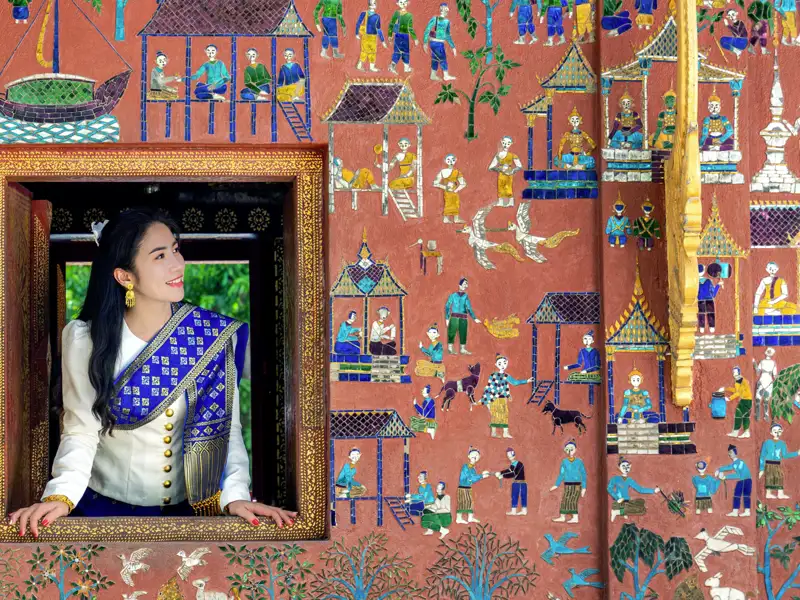 Mit einer flammenden Hommage an Buddha empfängt uns nachmittags der prachtvolle Tempel Wat Xieng Thong.