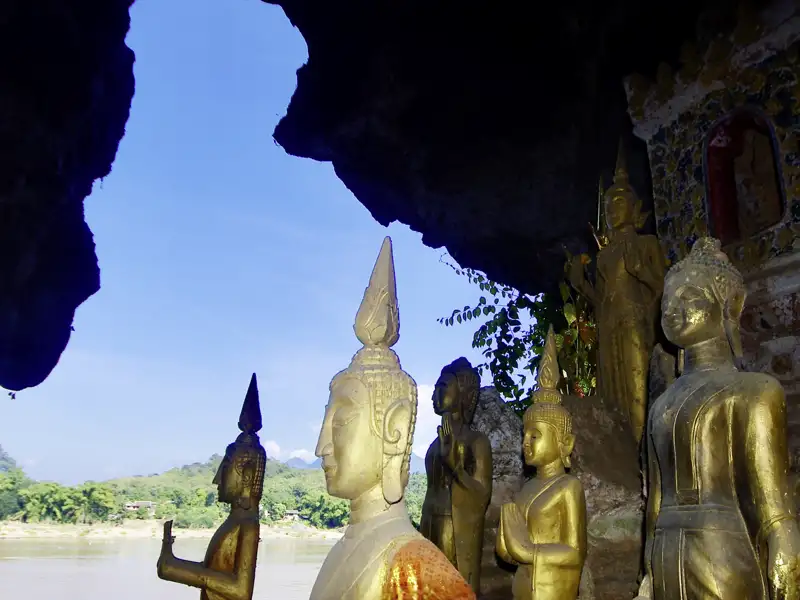 Es geht weiter auf dem Mekong: Unser Boot hält an den Höhlen von Pak Ou, wo unzählige Buddhas in allen Farben und Größen von der tiefen Gläubigkeit der Laoten zeugen.