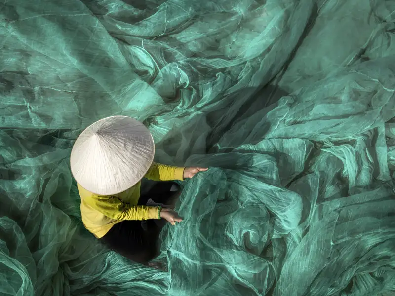 Auf unserer Studienreise durch Vietnam und Kambodscha fallen uns immer wieder die schönen farbenfrohen Stoffe auf, aus denen die traditionelle Kleidung geschneidert wird.