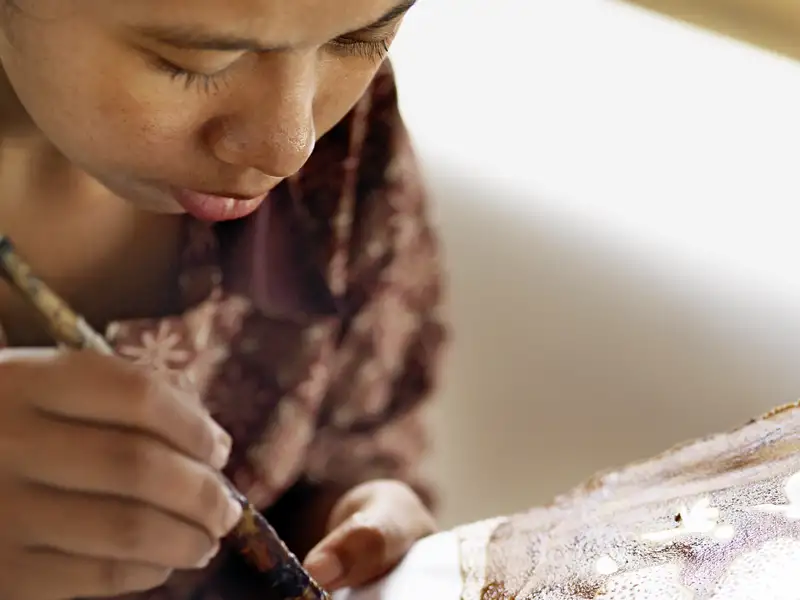 Auf unserer Studienreise nach Malaysia tauchen wir ein in die farbenfrohe Kultur, wo die Batikmalerei eine lange Tradition hat.
