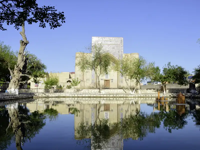 Auf unserer großen Usbekistanreise wohnen wir mitten in Buchara und haben Zeit, die wunderschöne Altstadt zu besichtigen und zum Beispiel am Labi-Hauz ein wenig Muße zu genießen.