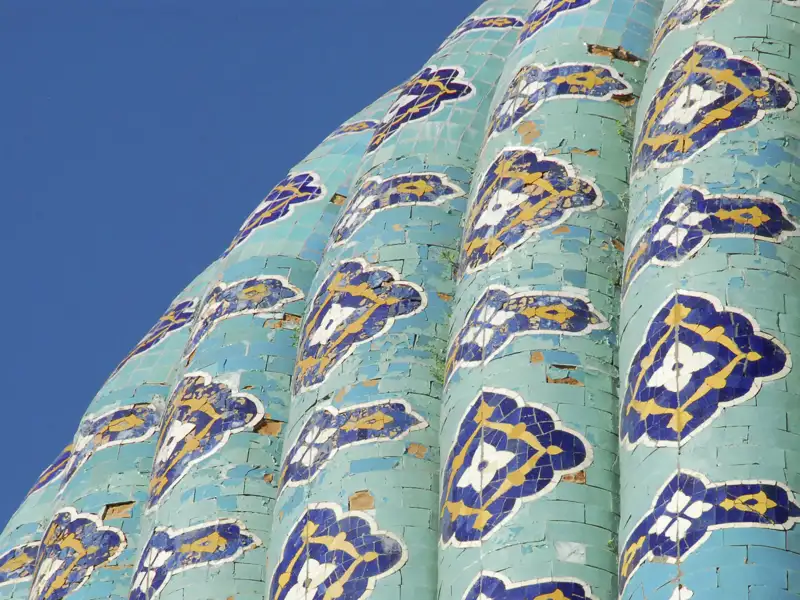 Die Bibi-Khanum-Moschee in Samarkand mit der weltberühmten blauen Kuppel zählt zu den architektonischen Glanzlichtern der islamischen Welt. Noch mehr Kulturschätze hält die smart&small-Rundreise Usbekistan - Tagträume im Morgenland für Sie bereit.