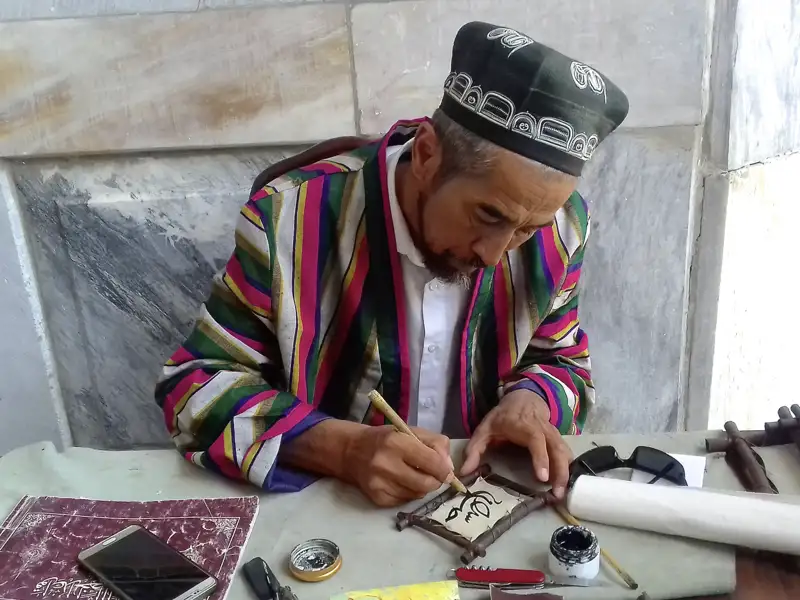 Auf dieser Studienreise begegnen Sie in Buchara einem Kaligraphie-Meister, der Sie in seine Kunst einweist, und sie haben die Möglichkeit, sich auch selbst darin zu versuchen.