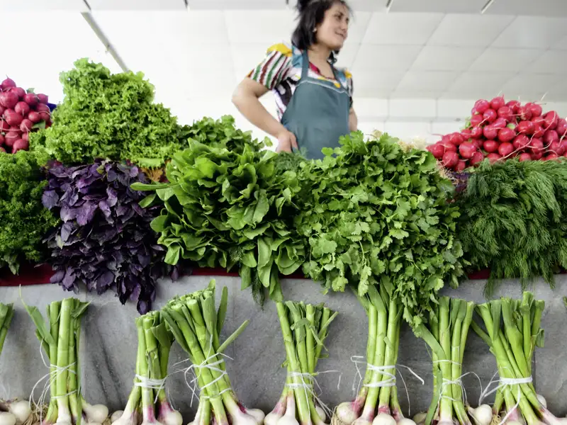 Auf unserer großen Usbekistanreise besuchen wir Märkte und sehen die bunte Vielfalt an Gemüse.