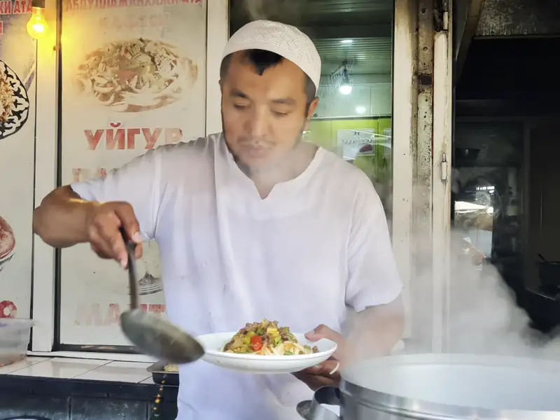 Auf unserer 19-tägigen Klassik-Studienreise durch Zentralasien haben wir viele Gelegenheiten, die lokale Küche zu probieren. Zum Beispiel das usbekische Nationalgericht Plov.