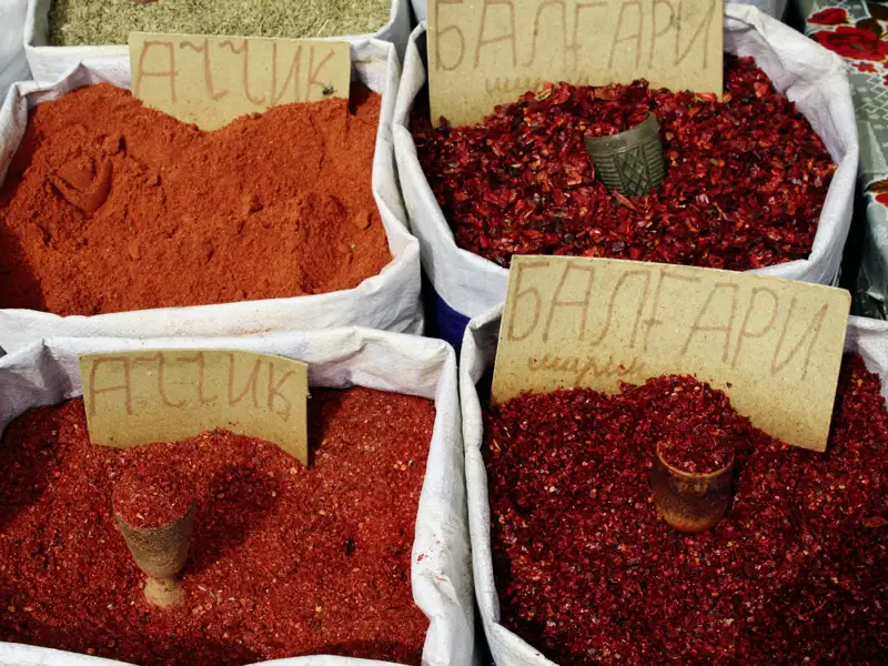 Immer wieder besuchen wir auf dieser Studienreise Märkte, um dem Alltagsleben in Zentralasien nahe zu kommen. Hier gibt es die besten Gewürze!