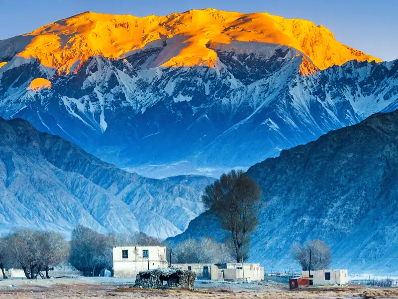 Auf unserer 19-tägigen Klassik-Studienreise durch Usbekistan, Tadschikistan, Kirgisistan und Kasachstan genießen wir immer wieder Prachtblicke auf beeindruckende Bergpanoramen.