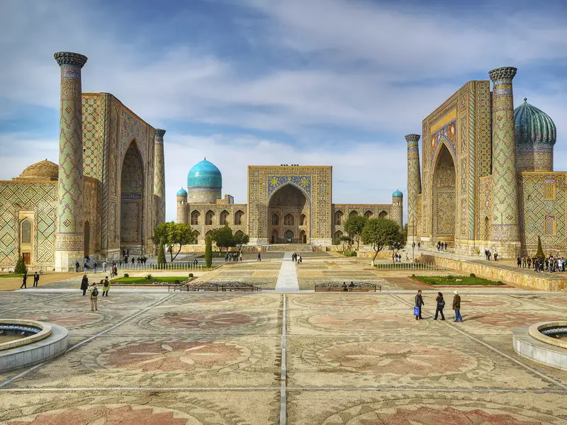 Hier beginnt unsere 15-tägige Studienreise durch Usbekistan und Kirgisistan: auf dem Registanplatz in Samarkand.