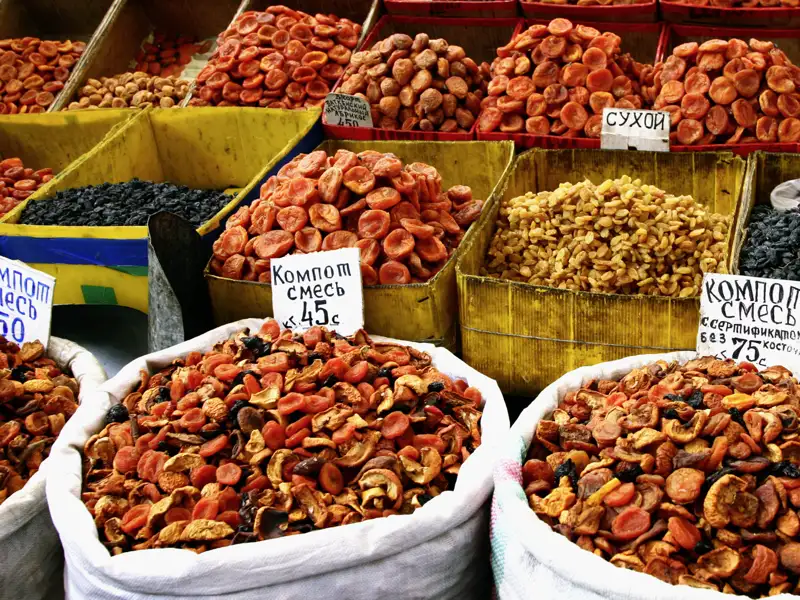 Während unserer 15-tägigen Studienreise durch Usbekistan und Kirgisistan haben wir immer wieder mal die Gelegenheit, lokale Köstlichkeiten wie Nüsse oder Trockenfrüchte zu probieren.