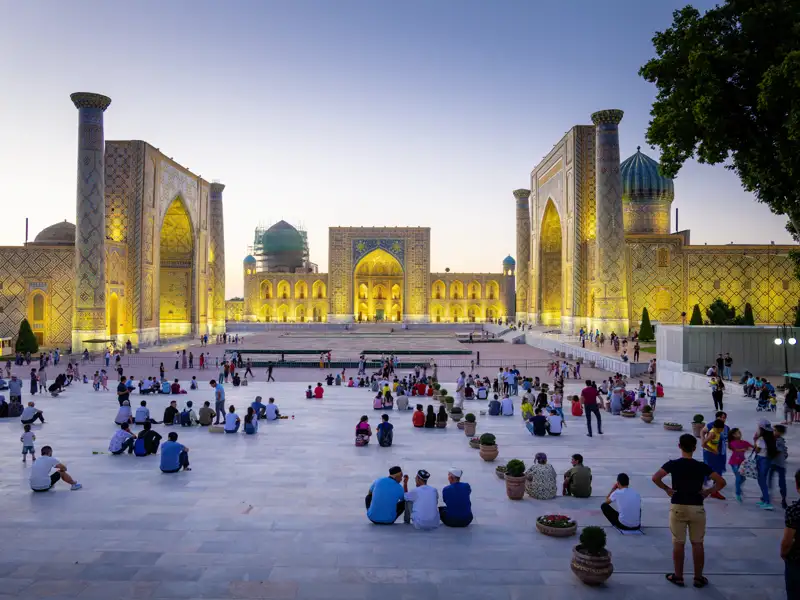 Auf unserer elftägigen Studienreise durch Usbekistan besuchen wir auch den weltberühmten Registanplatz in Samarkand. Am Abend wird er stimmungsvoll beleuchtet und bietet ein ganz besonderes Schauspiel, das sich zahlreiche Menschen gerne ansehen.