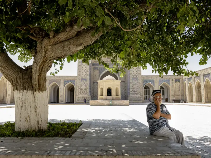 Auf unserer Rundreise durch Usbekistan sehen wir zahlreiche Moscheen und Koranschulen. Bei aller Liebe zu den alten Traditionen sind die Usbeken doch schon lange in der Moderne angekommen.