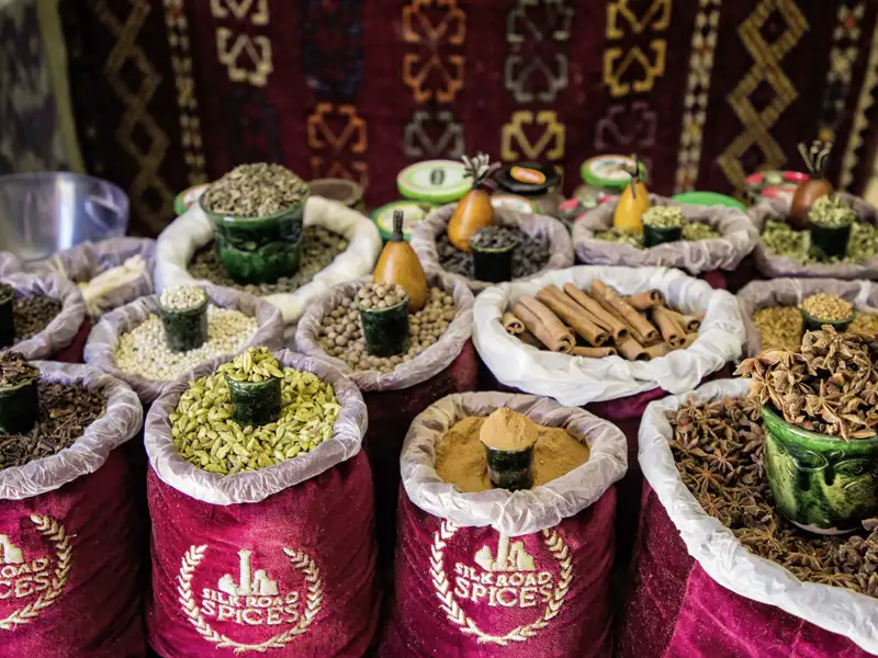 Auf unserer elftägigen Studienreise durch Usbekistan spazieren wir in Buchara über den Markt. Neben Gewürzen gibt es hier auch allerhand Kunsthandwerk zu bewundern.
