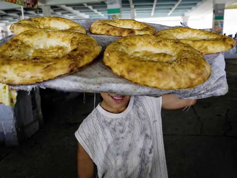 Auf unserer elftägigen Studienreise durch Usbekistan besuchen wir Märkte wie den Basar von Samarkand und probieren das leckere Non-Brot, gerne auch mit Sesam bestreut.
