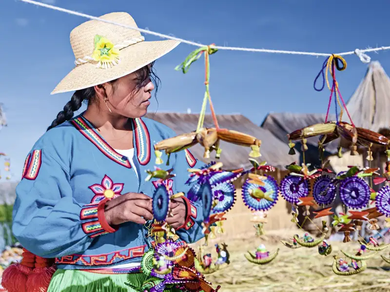Auf unserer Studienreise zu den Höhepunkten Perus besuchen wir den Titicacasee und machen dort eine Bootsfahrt zu den schwimmenden Inseln der Uros.