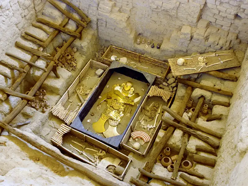 Den Norden Perus prägte die Kultur der Moche mit ihrer kreativen Keramik und dem prachtvollen Goldschmuck. Bei einer Verlängerung Ihrer Studiosus-Reise nach Peru lernen Sie die Schätze Alt-Perus kennen.