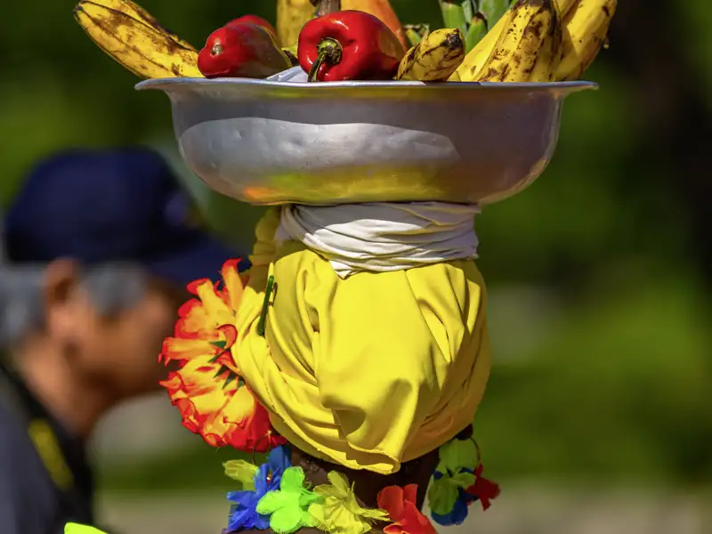 Überall in Cartagena sehen wir die Palenqueras, wie sich die Nachfahrinnen geflohener Sklaven nennen: In der Stadt verkaufen sie frisches Obst - wir lernen sie und ihre Kultur auf unserer Reise aber auch in ihrem Zuhause kennen.