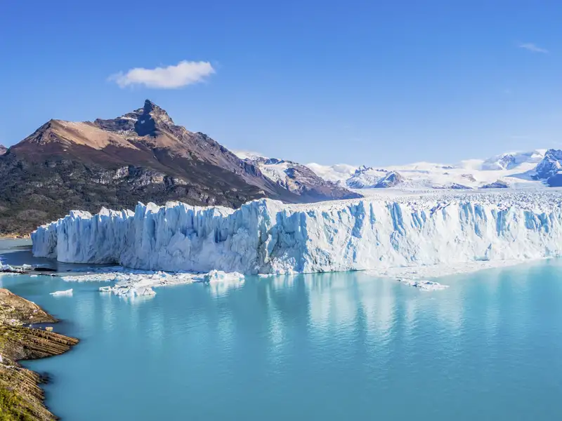 Ein grandioses Naturspektakel im Nationalpark Los Glaciares: Vor unseren Augen kalbt der Perito-Moreno-Gletscher – mit Knirschen, Krachen und donnerndem Getöse brechen Eisberge ab und treiben in den Lago Argentino. Dieses eindrucksvolle Erlebnis ist einer von vielen Höhepunkten auf unserer Naturerlebnis-Studienreise durch Argentinien und Chile.