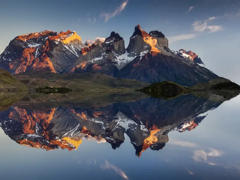 Schroffe Granitzinnen, eisbedeckte Gipfel, malachitgrüne Seen und Fjorde in faszinierenden Blautönen: Auf unserem Ausflug in den Nationalpark Torres del Paine zeigt Ihnen Ihre Studiosus-Reiseleitung die spektakulärsten Fotomotive.