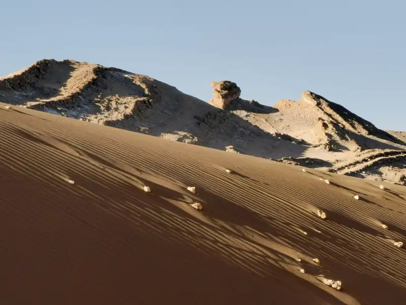 Auf unserer Naturerlebnis-Studienreise durch Chile entdecken wir faszinierende Landschaften – darunter die bizarren Felsformationen und die Sanddünen der Atacamawüste, einer der trockensten Orte der Erde.