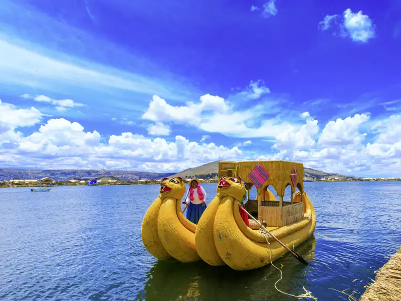 Ein Höhepunkt unserer Studienreise durch Südamerika in doppeltem Sinn: der tiefblaue Titicacasee auf fast 4000 m Höhe.