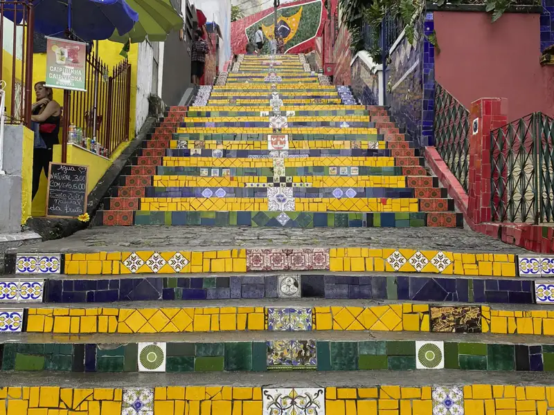 An kräftigen Farben fehlt es nicht auf unserer Studienreise durch Brasilien - wie an der Selarón-Treppe in Rio de Janeiro. Der Künstler Selarón hat daraus mit bunten Fliesen ein Kunstwerk gestaltet.