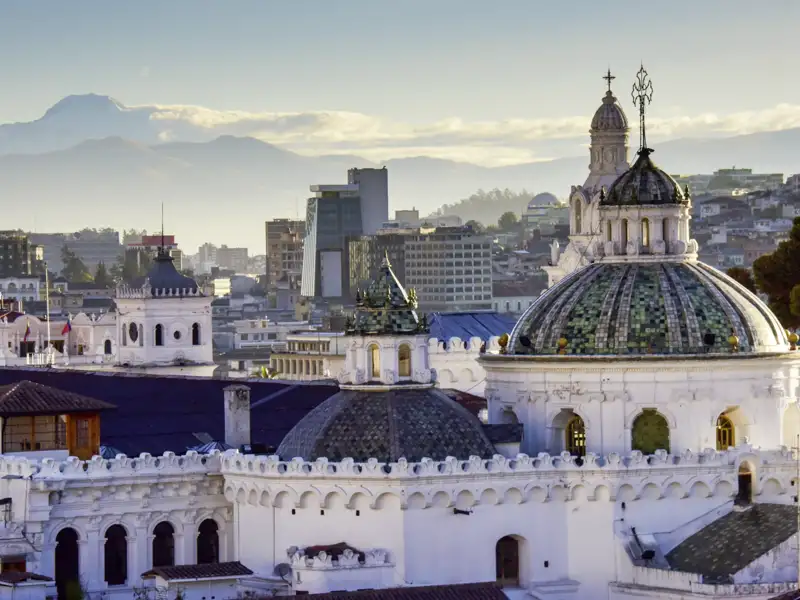 Die Studiosus-Reise durch Ecuador startet in der Hauptstadt Quito, wo wir die historische Altstadt erkunden (UNESCO-Welterbe). Ein erster Höhepunkt der Reise ist der Panoramablick vom Panecillo auf die Stadt und die schneebedeckten Vulkane - eine einzigartige Kombination aus Kultur und Natur für einen unvergesslichen Einstieg in unsere Reise.