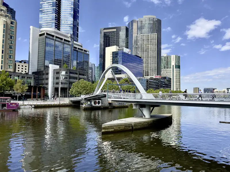 Auf unserer Studienreise durch Australien wohnen wir zentral in Melbourne. Es bleibt Zeit für eigene Entdeckungen, z.B. Spazierengehen am Yarra River.