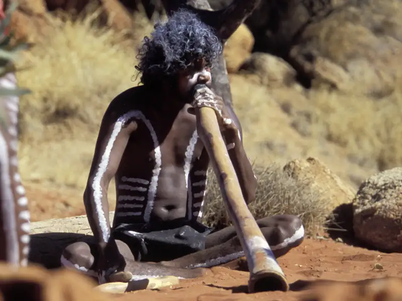 Auf unserer Studienreise Australien - Höhepunkte des Kontinents lernen wir in Kuranda das Didgeridoo, das traditionelle Blasinstrument der Aboriginals, zu bedienen.