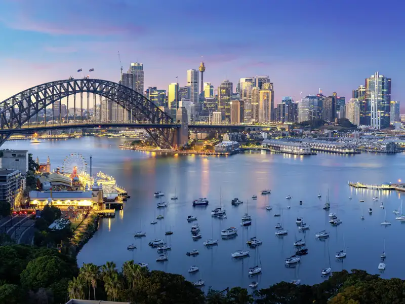 Auf unserer 25-tägigen Australien- Neuseeland-Kombinationsreise genießen wir spektakuläre Ausblicke, wie hier auf die Harbour Bridge und die Skyline von Sydney.