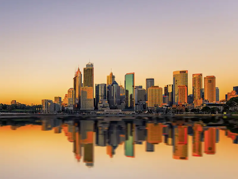 Bei unserer 27-tägigen Studienreise Australien - die Große Australienreise erleben Sie die Skyline von Sydney im Abendlicht.