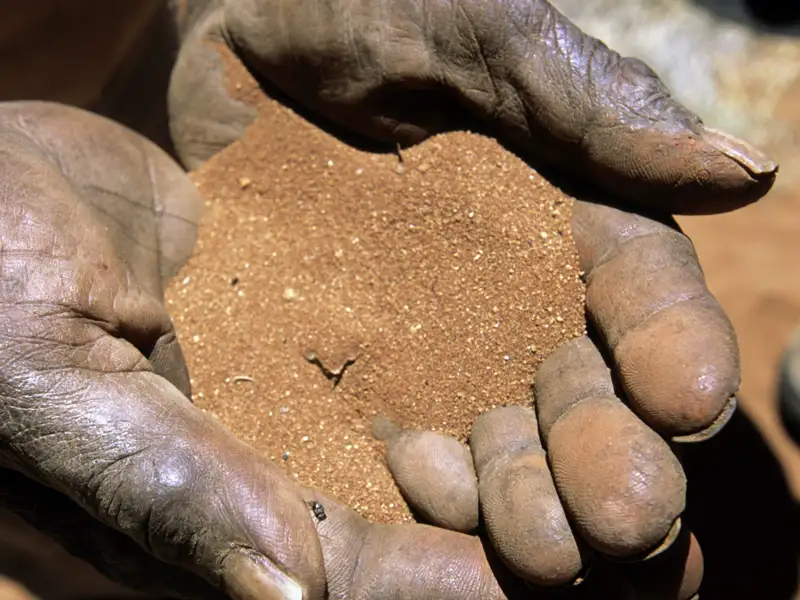 Auf unserer großen Australienreise begegnen wir auch Aboriginal Australians, sie fühlen sich tief mit der roten, sandigen Erde des Kontinents verbunden.